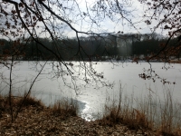 Led zvolna opouští hladiny rybníků