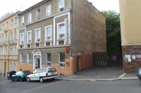 Ten bon vchod ped vraty je vchod:)