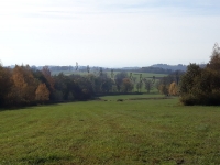 Pohled z protilehl�ho kopce na zjevn� sm�r stoup�n� v m�st� anom�lie