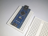 Klon Arduina Nano na bloku nep�jiv�ho laboratorn�ho pole