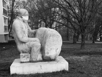 Socha s rou�kou v pra�sk�ch Pet�in�ch - Foto: L. Radke