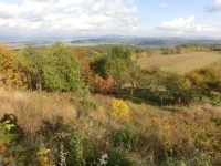 Tam v dli v oparu Krkonoe se skrvaj...