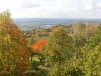 Vlevo znm kopec, na nm hrad stoj, vzen to budoucho krle Vclava II.