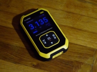 Dozimetr FNIRSI, na dispeji je vid�t software Rad Pro 2.0.2 - tmav� re�im